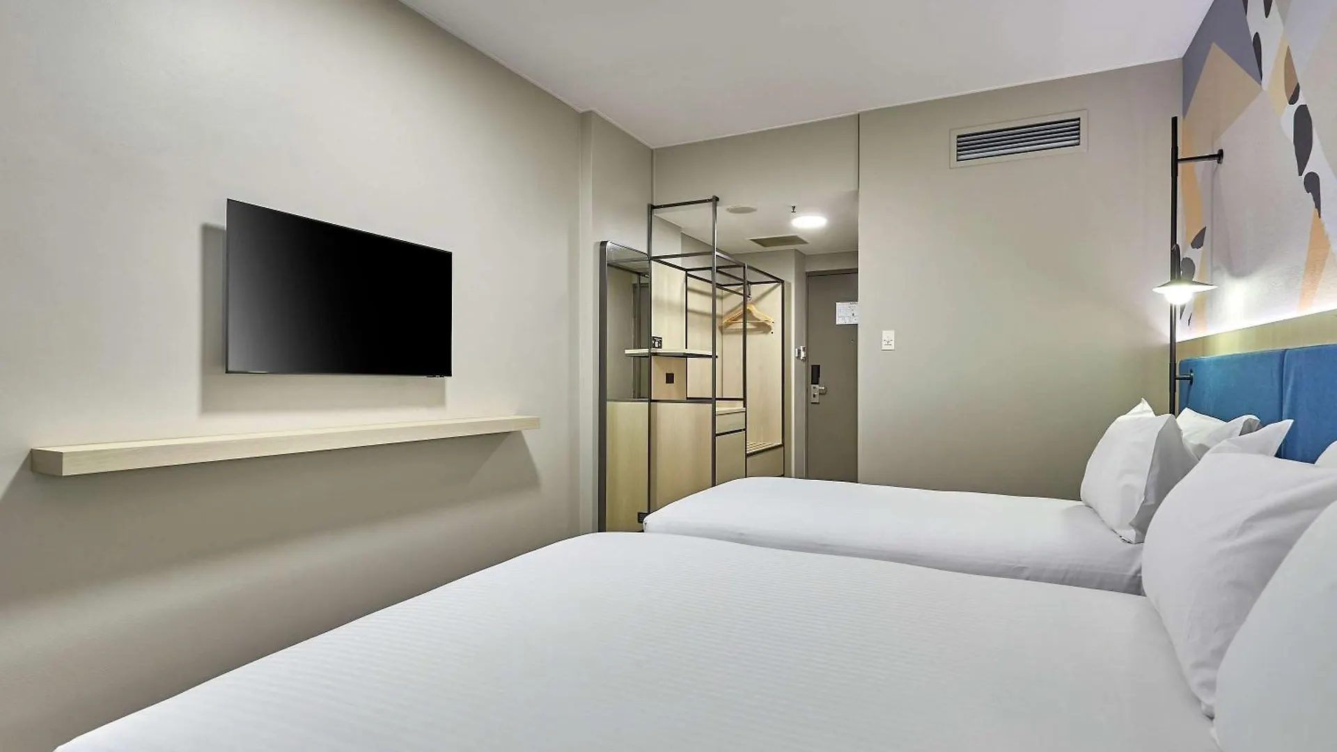 Ibis Perth Hotel 4*,
