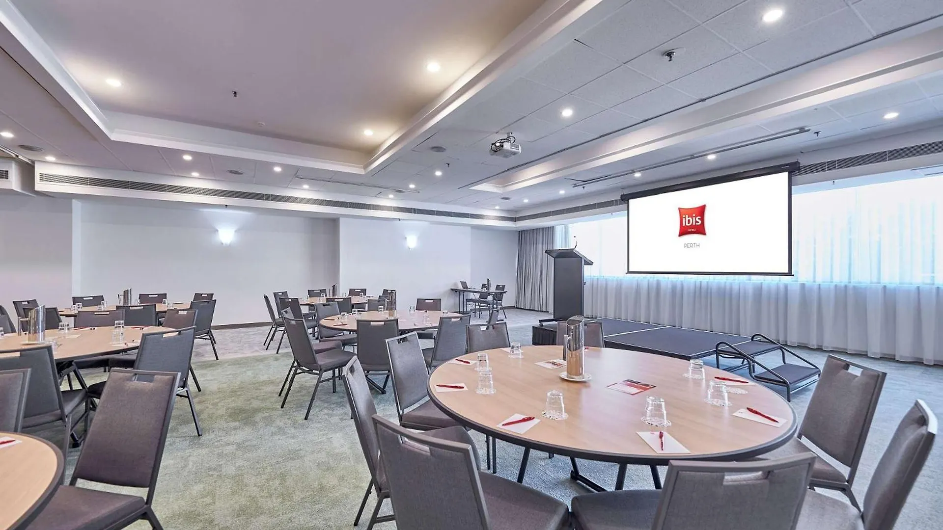 Ibis Perth Hotel 4*,