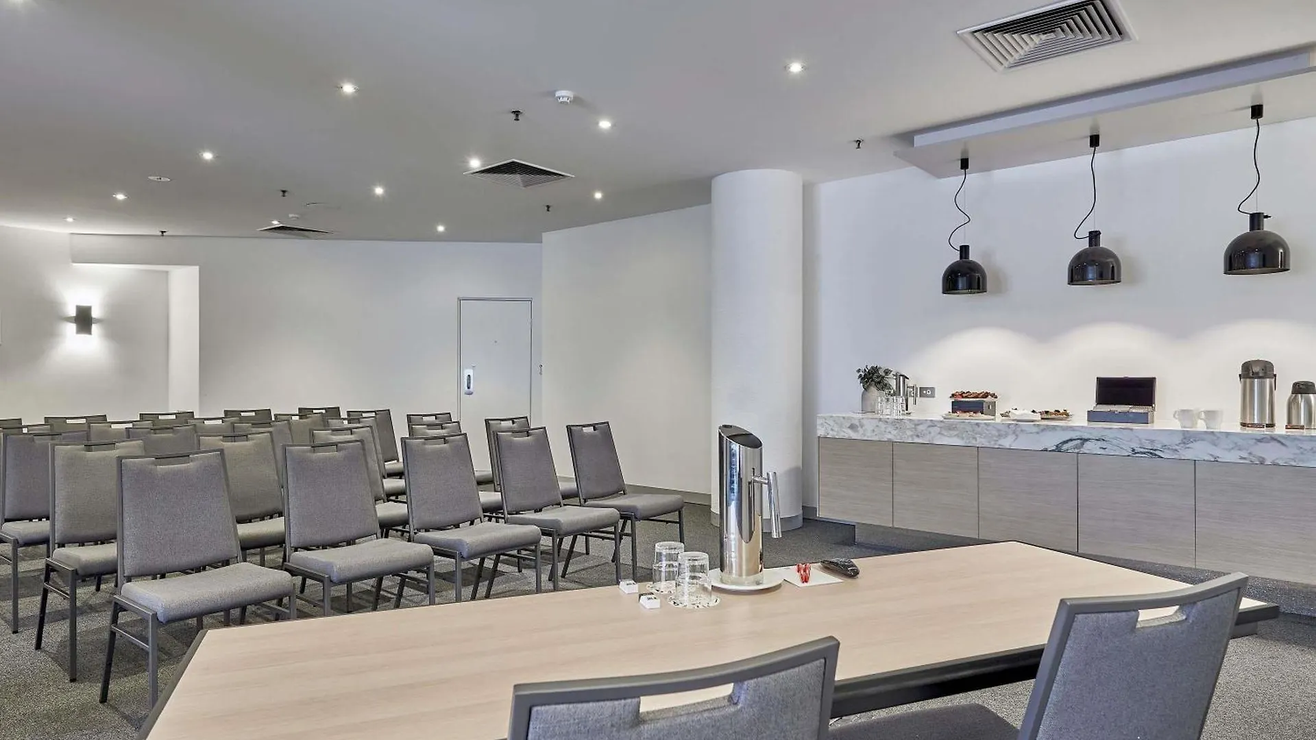 Ibis Perth Hotel 4*,