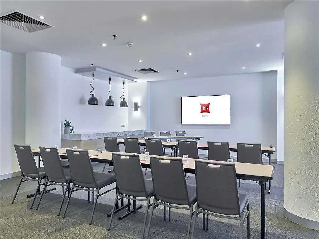 Ibis Perth Hotel 4*,