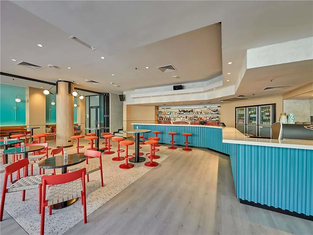 Ibis Perth Hotel 4*,
